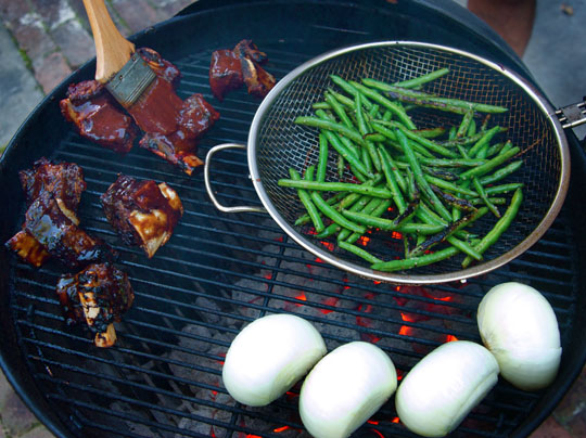 Grilled ribs, beans & onions @540